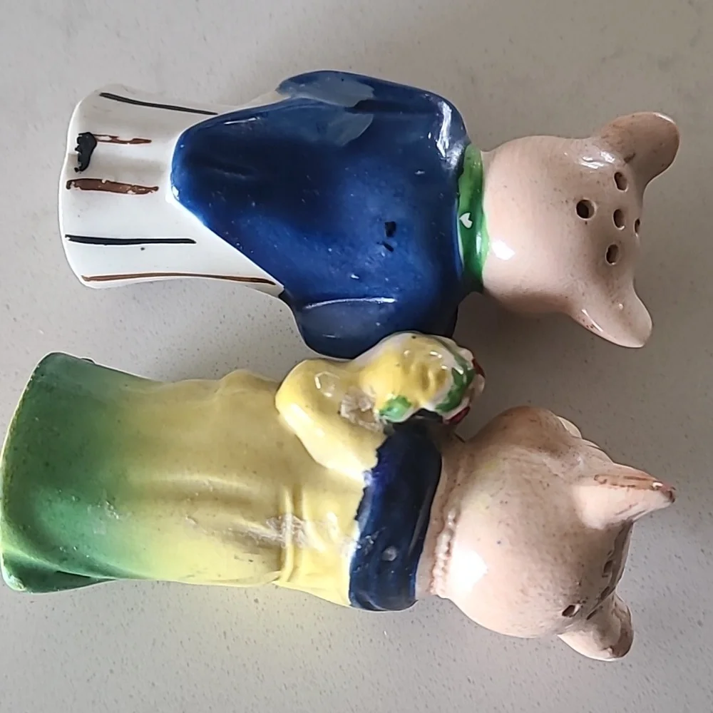 Vintage pig salt and pepper shakers